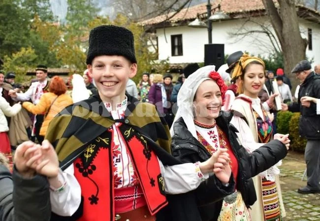С веселие и народни хора Враца празнува Трифон Зарезан СНИМКИ