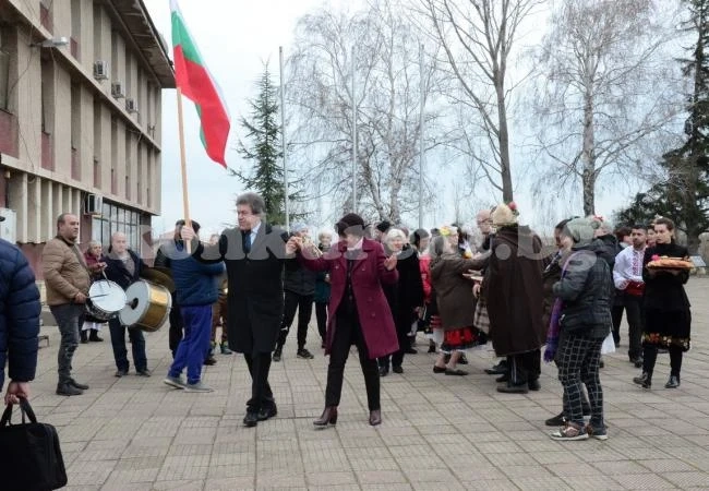 В Дунавци зарязаха лозите и играха на мегдана СНИМКИ