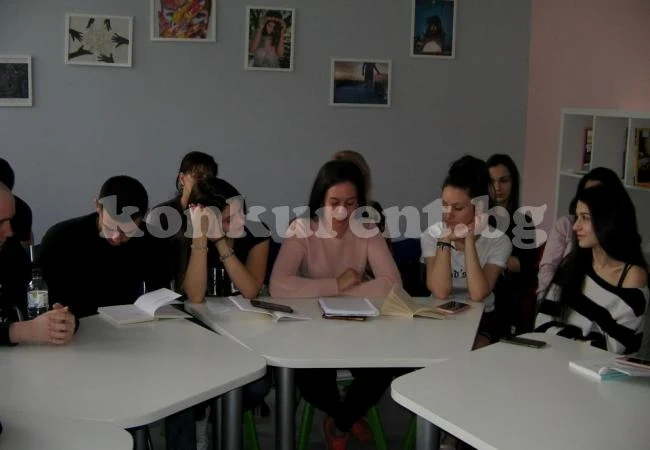 Ученици от СУ „Васил Кънчов” четоха любовна лирика в регионалната библиотека