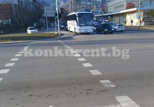 Автобус помете жена на възлово кръстовище във Враца, в болница е СНИМКИ