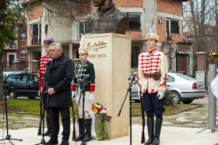 И Мездра преклони глава пред паметта на Апостола