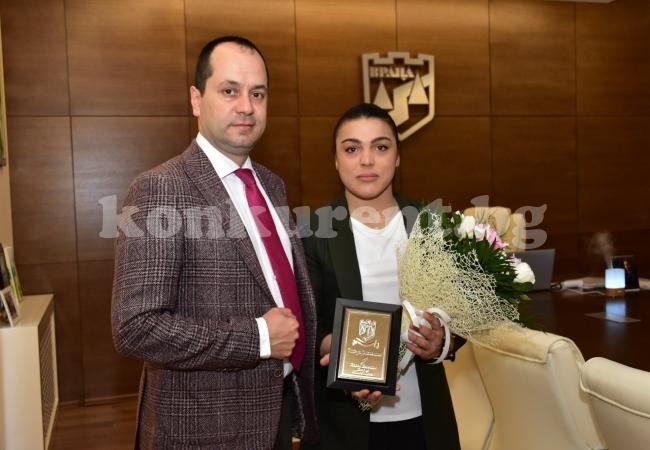 Калин Каменов награди европейската шампионка по борба Мими Христова