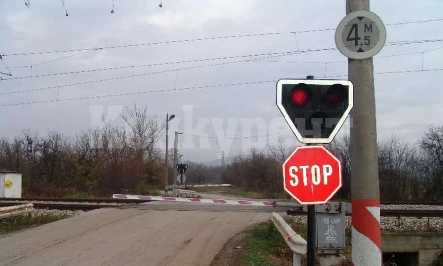 ТИР „кацна” върху жп линия и спря влаковете