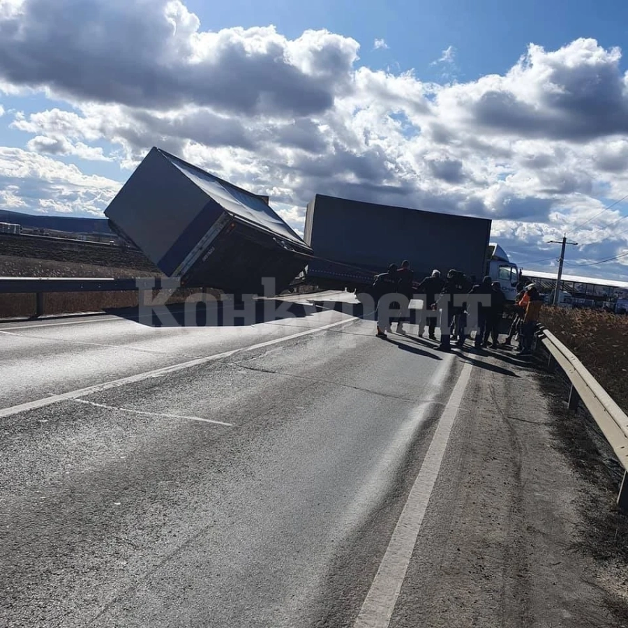 Ураганният вятър обърна ТИР с ремарке