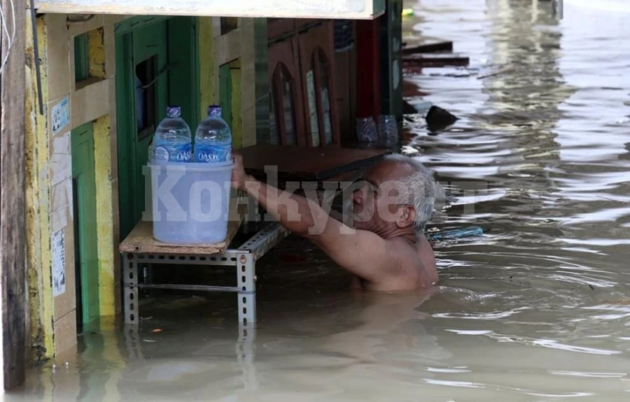 Джакарта е под вода, градът е парализиран СНИМКИ