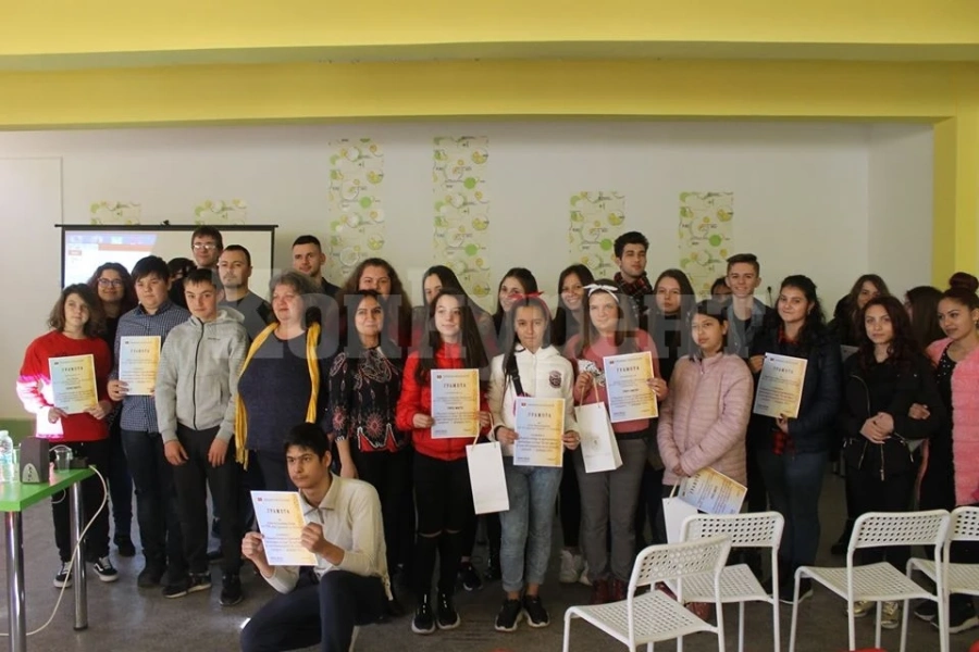 Ученици получиха награди от Община Козлодуй за презентации, посветени на безопасния интернет