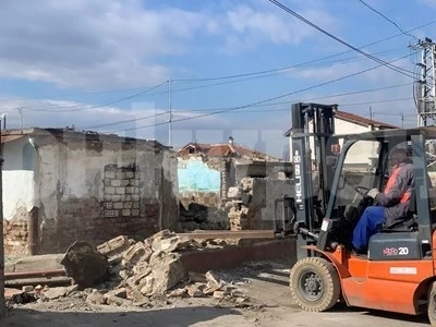 Разрушиха незаконните ромски постройки край фабриката в Кадиево