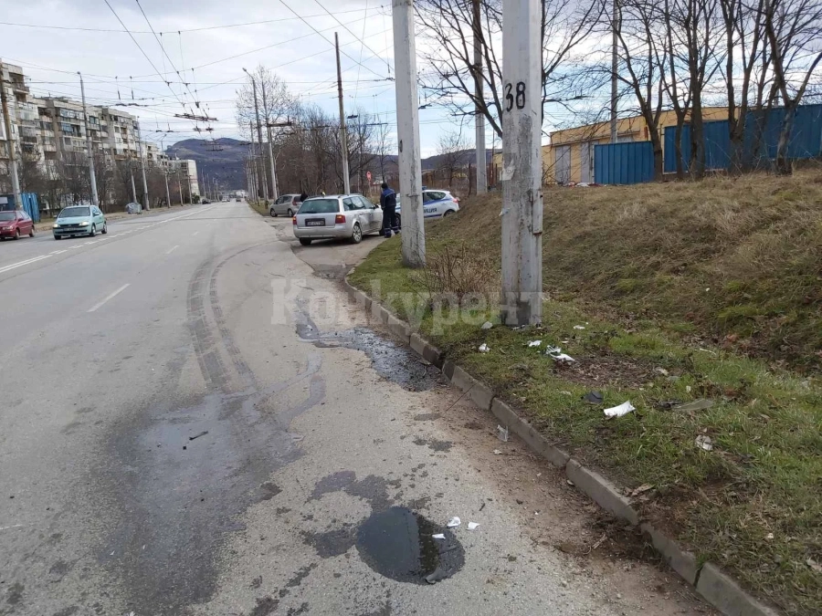 Жена с „Фиат“ се заби в стълб пред погледа на ченгетата във Враца СНИМКИ