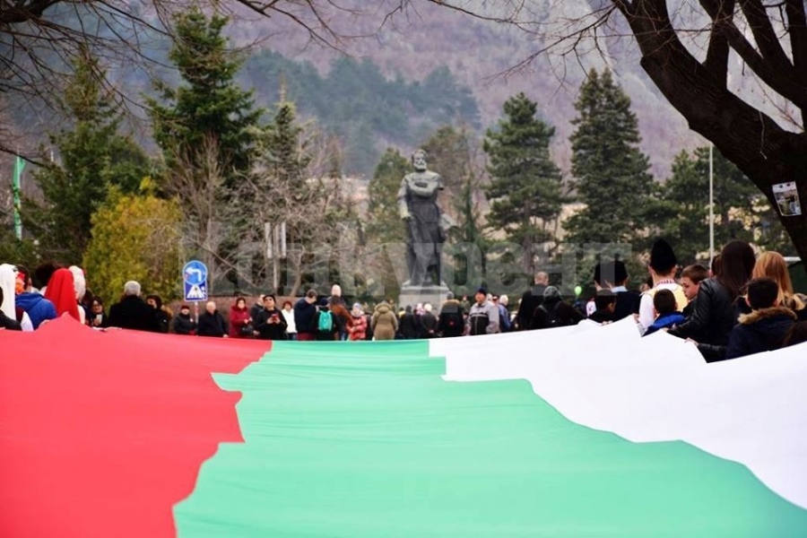 25-метрово българско знаме и народни хора за 3 март във Враца