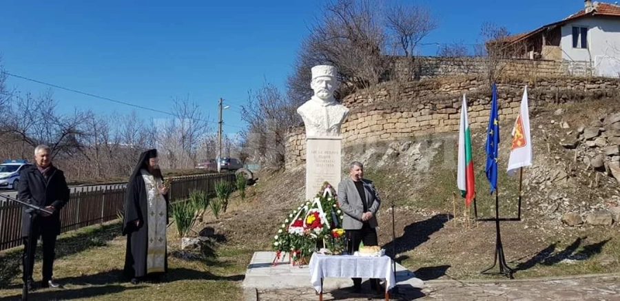 Двама кметове откриха паметник в Бели мел СНИМКИ