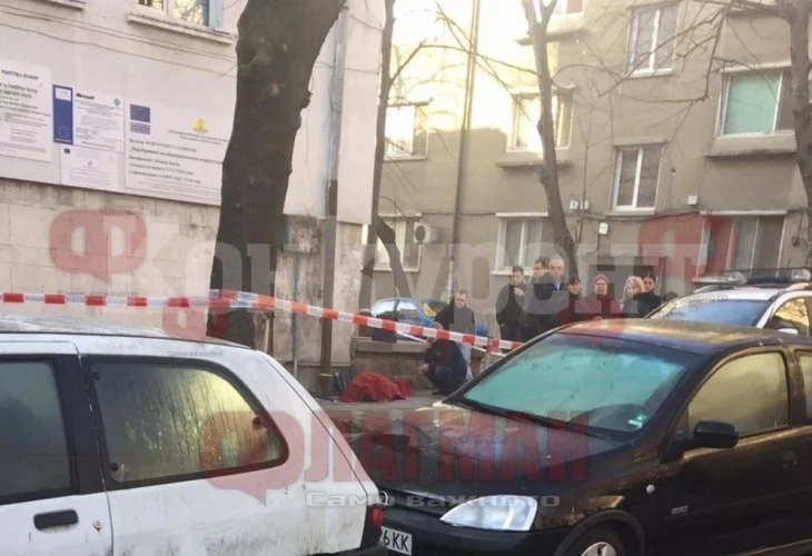 Труп лежи на тротоара зад училище в Бургас