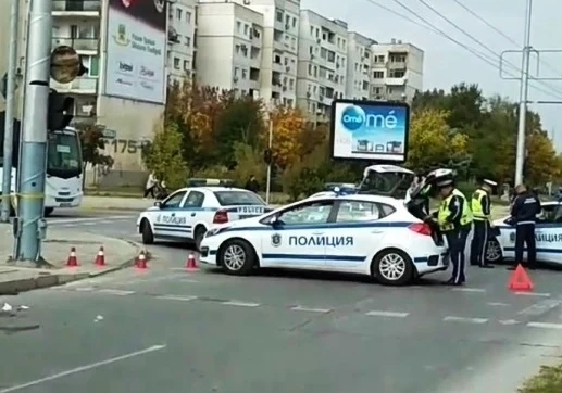 Мъж с „Ауди“ помете жена на пешеходна пътека, прати я в болница