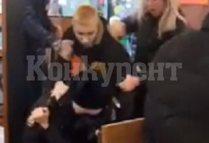 Неуправляема тълпа пияни ученици се сбили с полицаи Видео