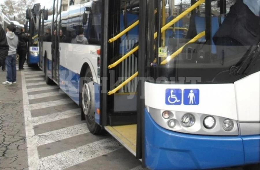 Две жени пострадаха след грешна маневра на водач на автобус от градския транспорт
