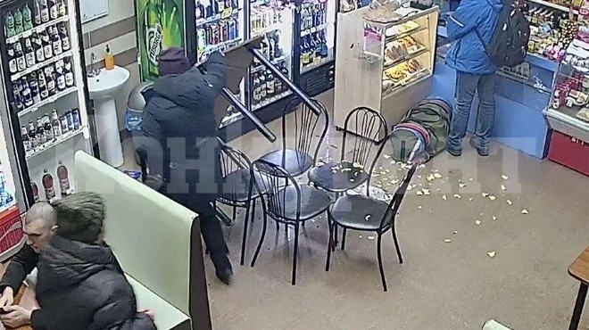 Жадни за бира рускини потрошиха кафене на гара