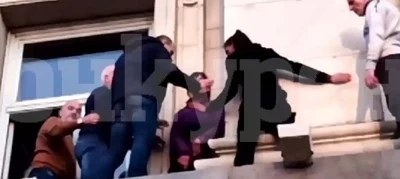 5 медицински сестри цяла нощ барикадирани в Партийния дом, излизат на перваза му