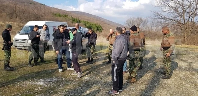 Намериха краден автомобил в борова гора