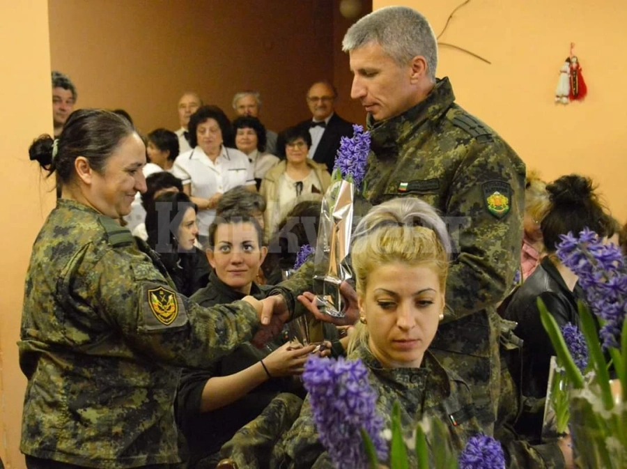 Поздравиха в аванс жените в униформи