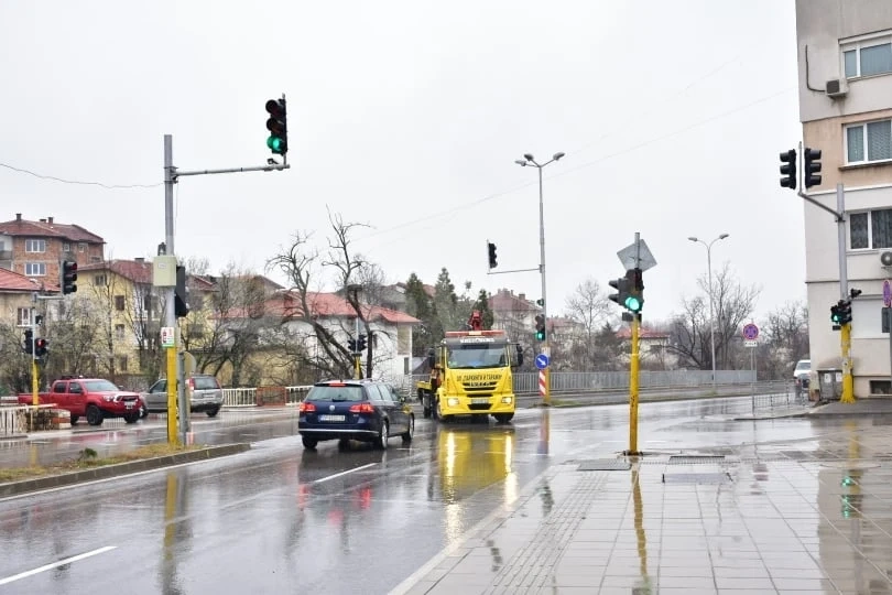 Започна обновяването на светофарите във Враца – новите уредби са с LED осветление