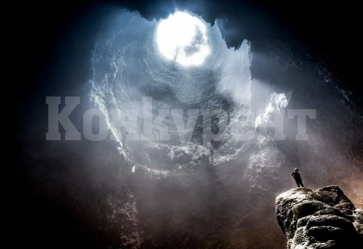 Водач разказа за страховитите и загадъчни неща, които се случват в пещера