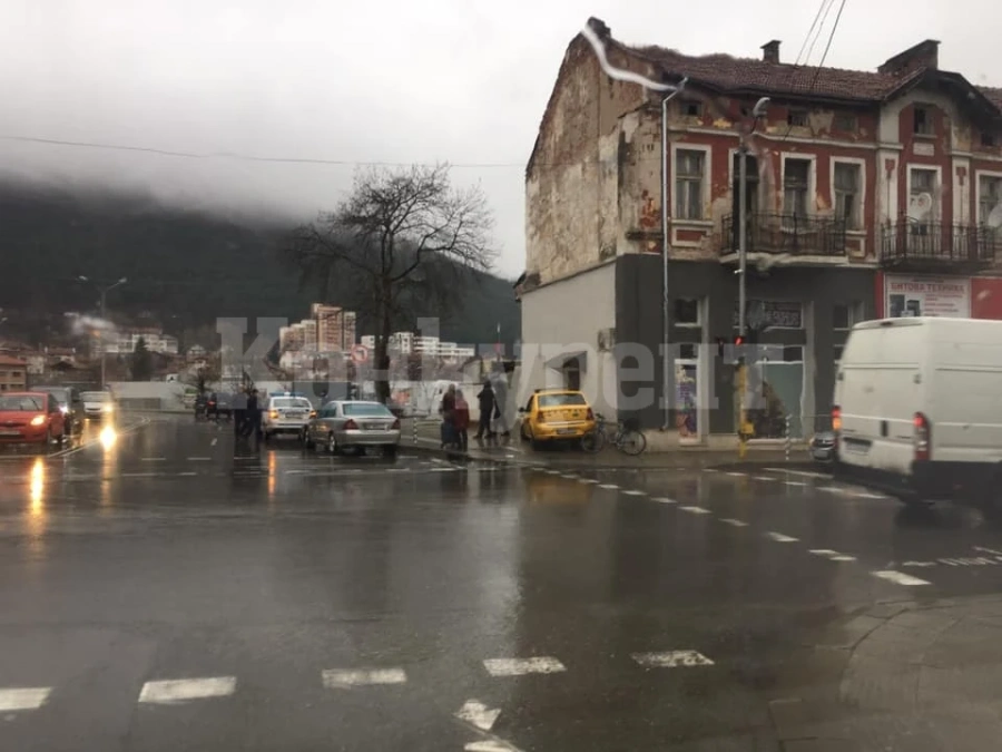 Две коли се удариха на натоварено кръстовище във Враца СНИМКИ