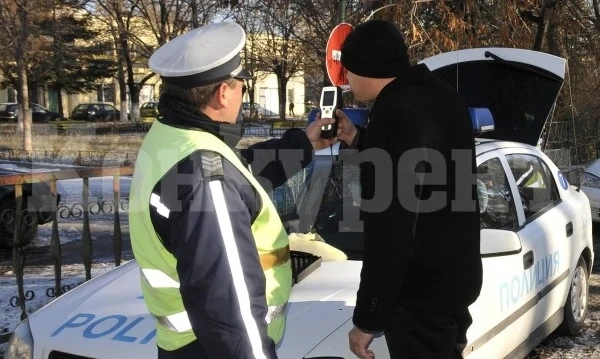 Пиян на кирка седна зад волана на „Ситроен“, закопчаха го за 24 часа