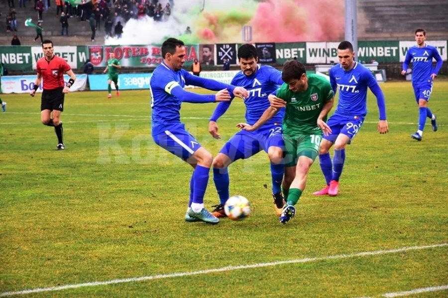 Двама от Ботев със сигурност пропускат мача с \
