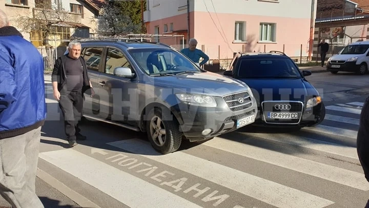 От последните минути! Джип натресе „Ауди“ на кръстовище във Враца СНИМКИ