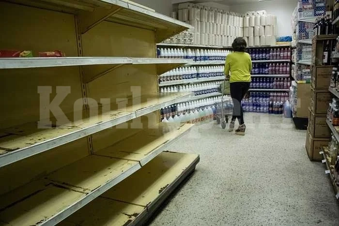 Заради извънредното положение народът се юрна към магазините