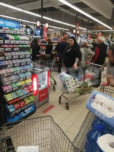 Пращат полиция да охранява аптеки и магазини заради паниката от коронавируса