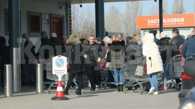 Ударен съботен шопинг в София заради COVID-19 в големите магазини