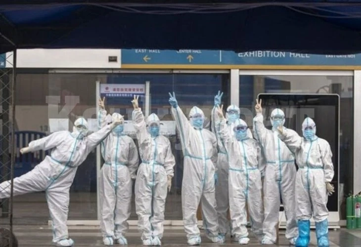 Лекарите в Ухан празнуват, след като затвориха последната временна болница