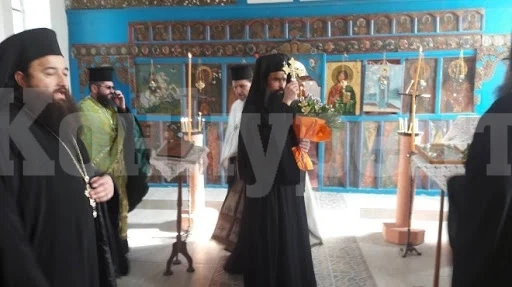 Богослуженията във Видинска епархия продължават - богомолците преминават през стелки, напоени с дезинфектант
