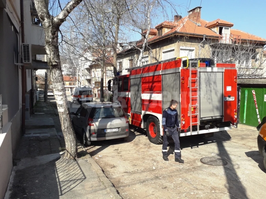 Вой на линейка и пожарна огласиха Враца, спасяваха мъж СНИМКИ