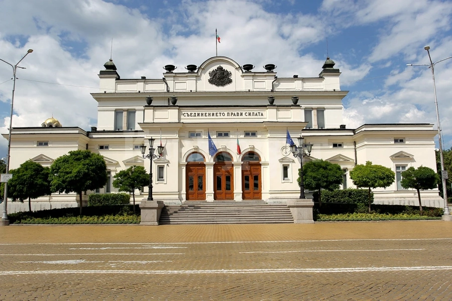 Извънредното положение удари държавните служители, режат им парите за...