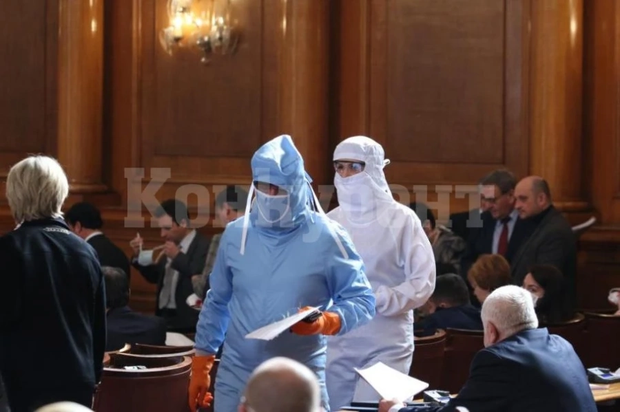 Депутати влязоха в парламента със защитни облекла