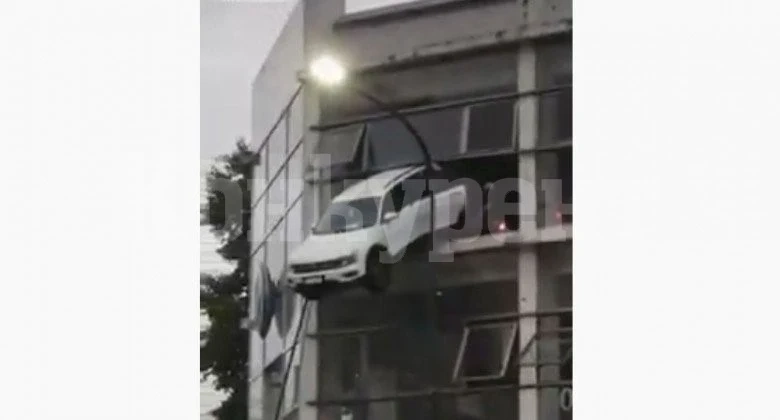 Драматичен инцидент: Volkswagen Tiguan заседна в прозорец на третия етаж ВИДЕО
