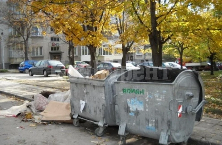 Забранява се ровенето в контейнерите за смет на територията на Община ....