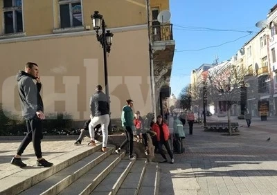 Съпрузи спят отделно да не се заразят, но люто се карат по дребни поводи
