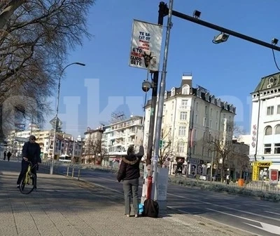 В разгара на епидемията: Баба лепи плакати с демонични послания из цяла Варна (Снимки)