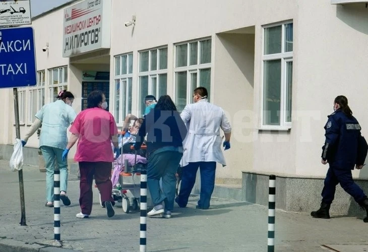 Мистериозно кървав инцидент пред „Пирогов“ СНИМКИ 18+