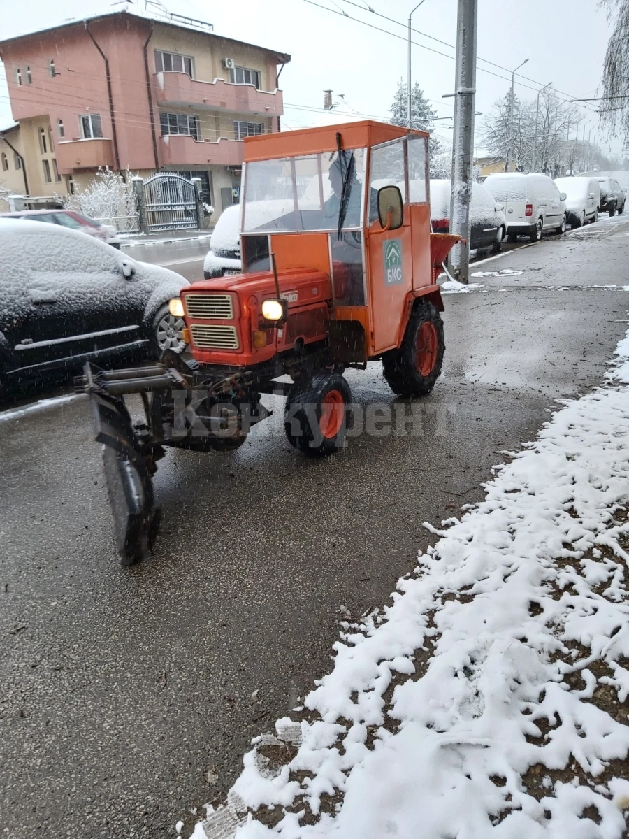 Пуснаха снегорините във Враца заради пролетния сняг СНИМКИ