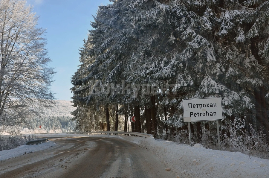 Снежната покривка на прохода Петрохан е 5 см.