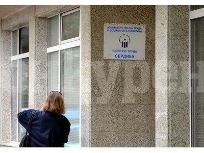 6894-ма без работа за 5 дни извънредно положение, но още няма вълна на уволнения