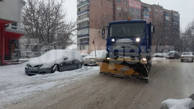 Почистват ударно от снега улиците във Видин