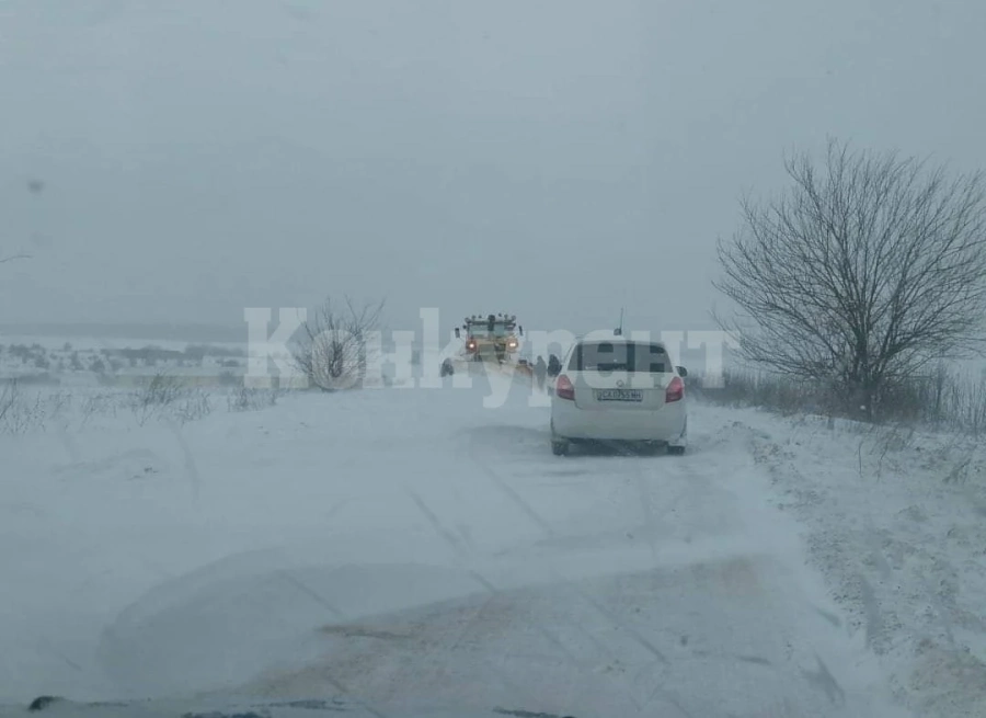 Дълбоки преспи на пътя Криводол - Девене СНИМКИ