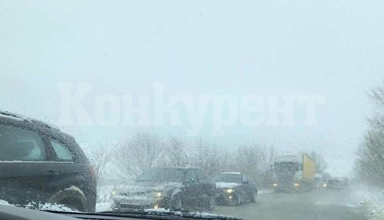 Част от пътища във Врачанско изчезнаха! Километрични опашки се вият заради катастрофа с ТИР-ове и дълбоки снежни преспи СНИМКИ