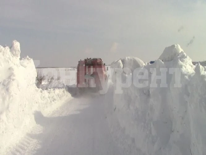 Тежко е положението на пътя Оряхово - Селановци - Кнежа, снежните преспи са по 2 м