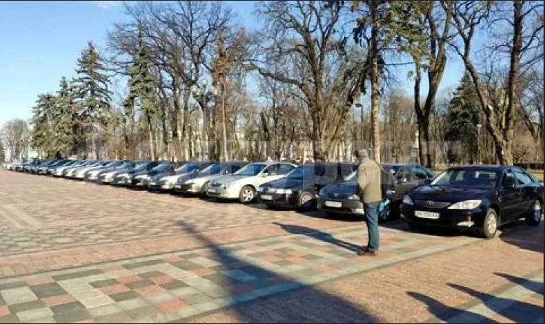 Депутати дадоха служебните си коли на лекарите