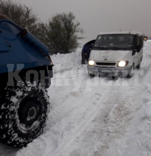 МВР-Враца тегли закъсали в преспите край Оряхово с БТР СНИМКА